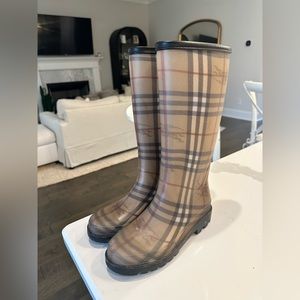 Burberry rainboots size 37